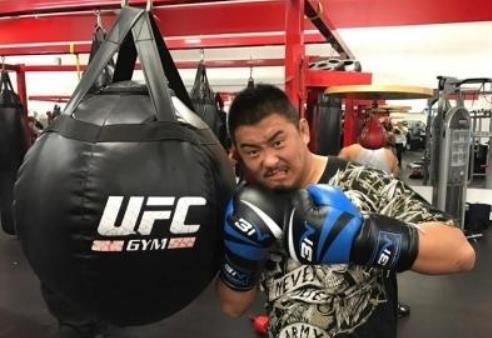 「徐昕」炒作升级，徐晓冬约架被警察批评！一龙深夜首度回应，亮出拳头