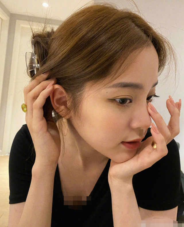 欧阳娜娜|欧阳娜娜晒第一次染发照，网友却被她的美甲吸引，明明很贵却像没做过
