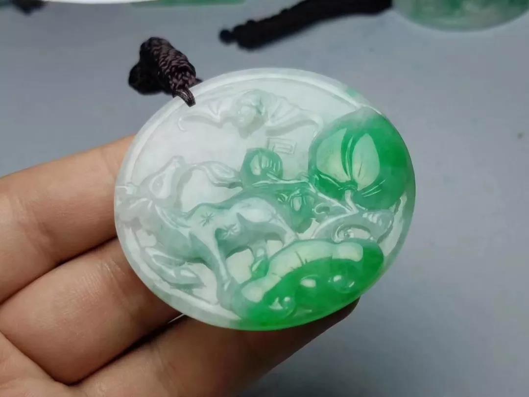 翡翠|4公斤的翡翠原石切出飘花成品一大堆，铁锈皮不亏是出高货料！