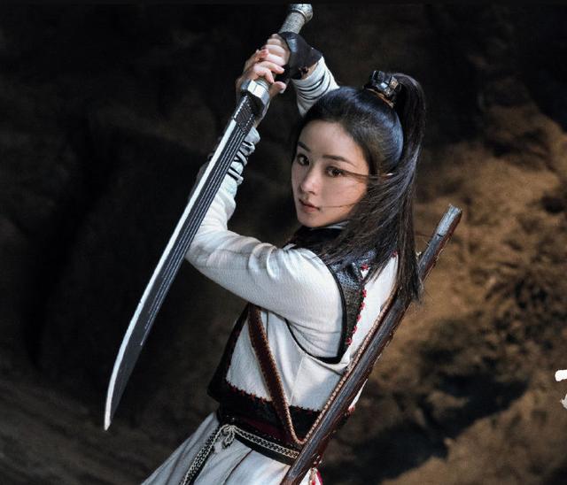 王一博|不愧是一个剧组出来的，赵丽颖刚站起来，王一博就知道她想干嘛