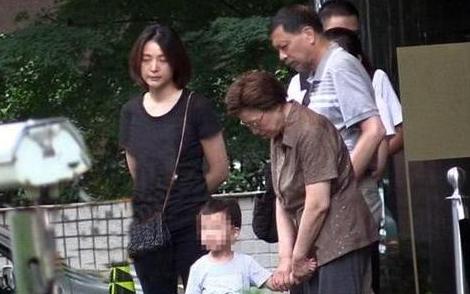 董卿|主持一姐董卿彻底“翻车”，秘密被曝光，十几年好形象直接崩塌