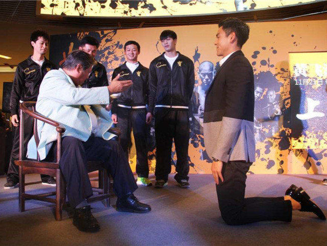 周星驰：洪金宝一生只收了2个徒弟，一个成一线巨星，另一个躺着就能收一辈子钱！