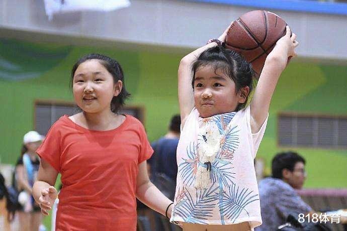 「姚明」姚明带女儿游玩颐和园！姚主席戴口罩也被秒认，9岁姚沁蕾身高1米7