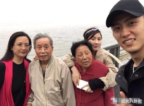 黄景瑜■黄景瑜前妻助理发声，称其自杀抢救后已清醒，本尊曾发文向男方告别