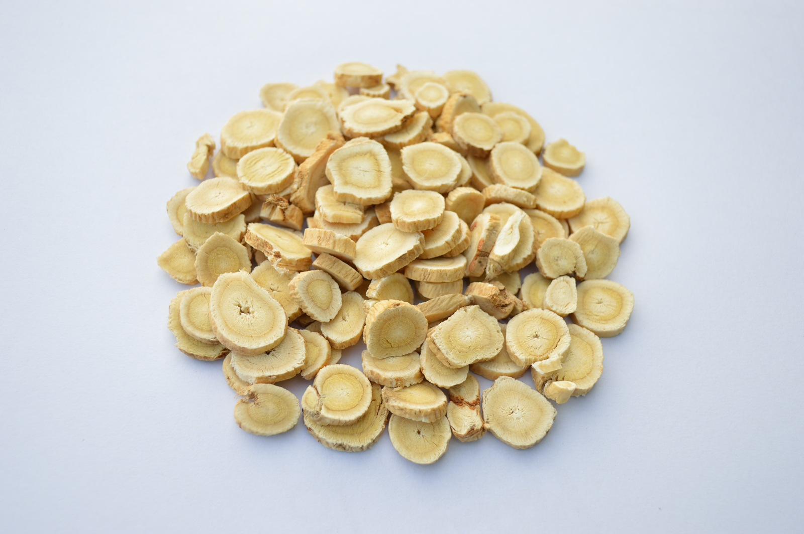 #黄芪#医圣张仲景：黄芪与这两味中药一起泡水喝，主要有这3种养生妙用