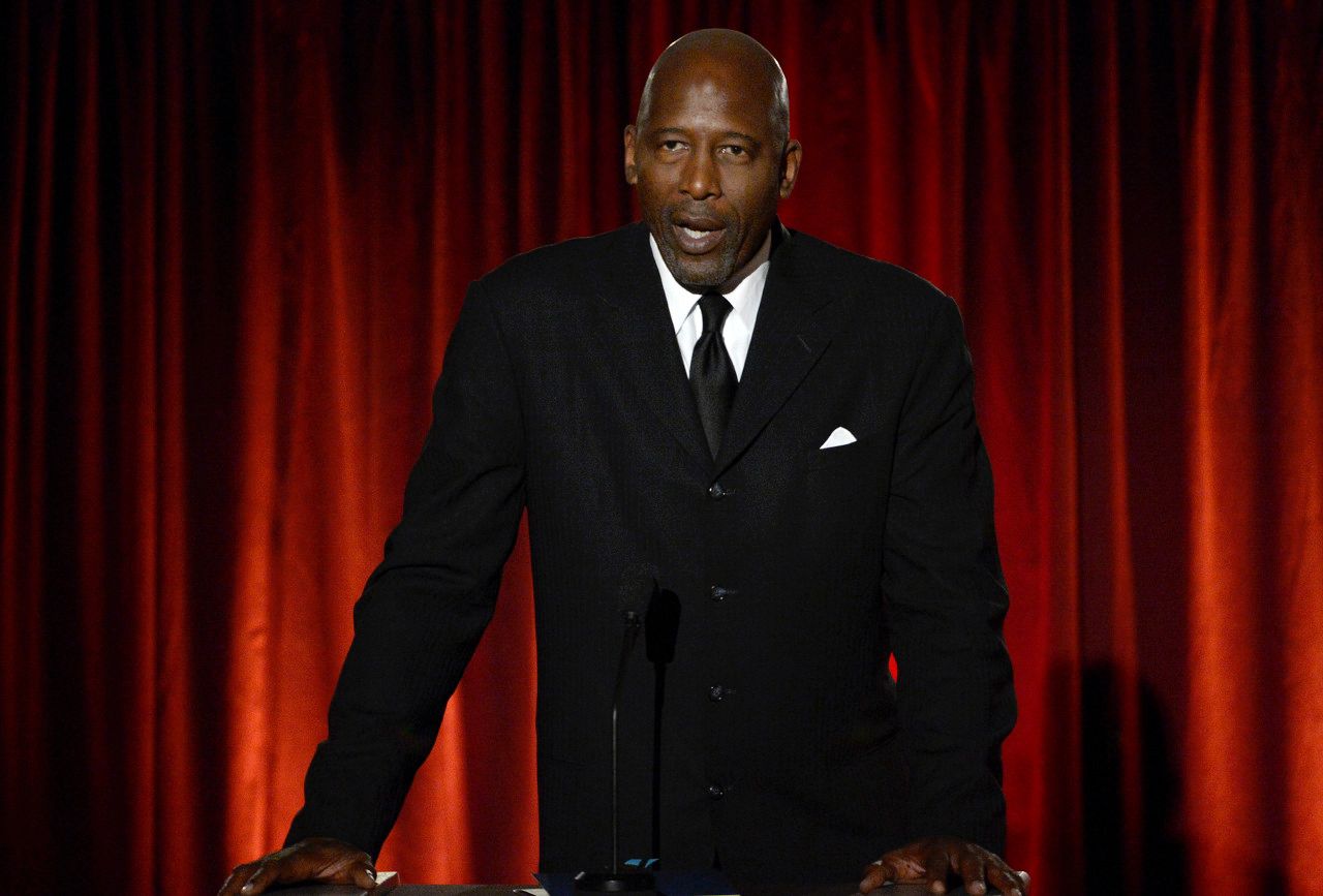 日本|詹姆斯：哈登和库里不能碰，对他们呼吸都是犯规，网友：懂球帝！