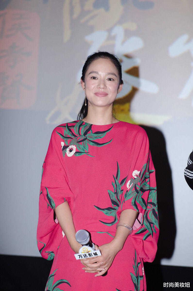 穿衣搭配|姜文老婆周韵很“贵气”，穿玫红色连衣裙配高马尾，优雅又大气