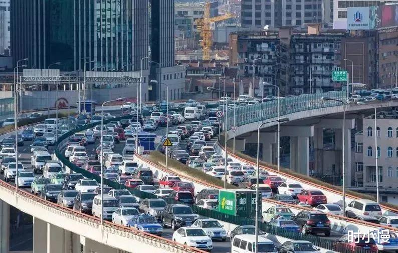 时小慢|一个月通勤费2500元：被通勤拖垮的职场人出路在哪里？