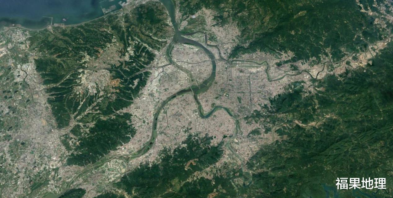 台湾|卫星地图看宝岛台湾，高山伫立，平原很狭窄！