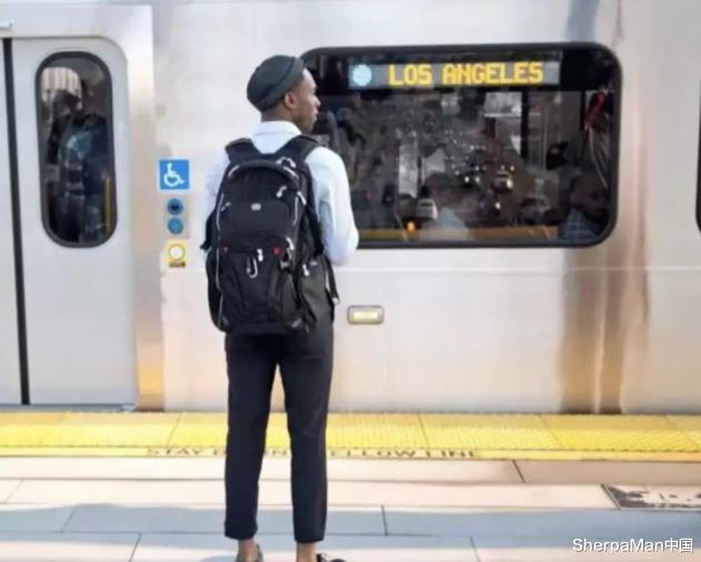 雷军■千亿身家的小米CEO雷军，一个99元「破背包」，两年都不舍得换