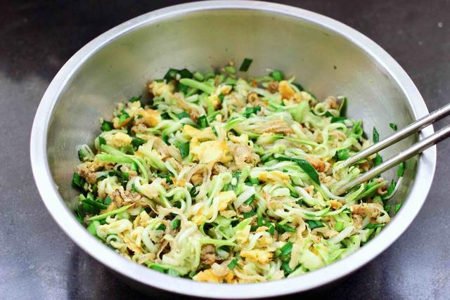 西葫芦@夏天多给孩子吃这菜，2元1斤，眼睛明亮长个子，孩子一次吃5个