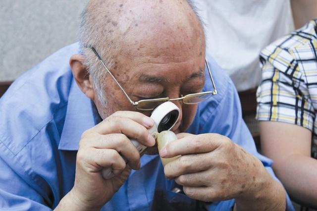 翡翠：大妈带“玉石花”鉴宝，称花20万买的，专家看后：您站稳我再报价