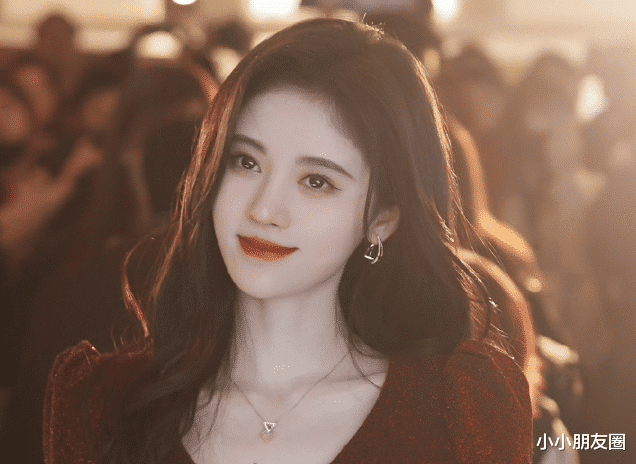 迪丽热巴|鞠婧祎追了他8年，迪丽热巴看到他就心跳加速，58岁的他到底有何魅力？