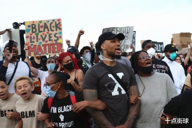 「玛利亚」库里再游行狂喊特朗普滚蛋!洛杉矶遭打砸抢烧,唯独科比壁画无损