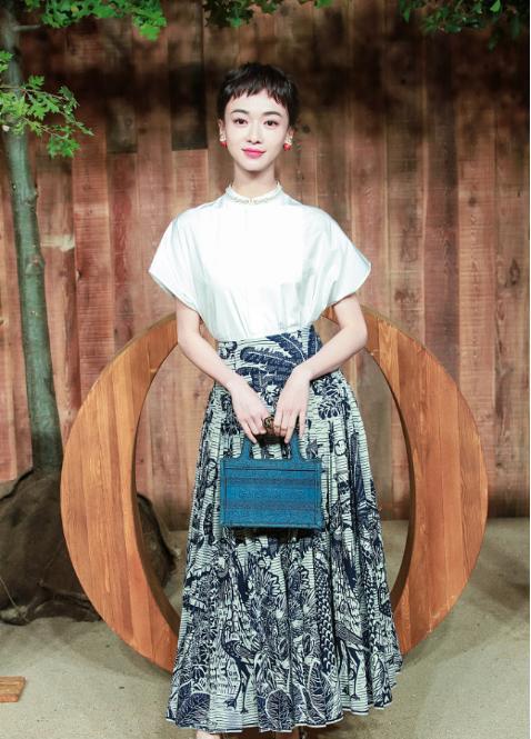 「吴谨言」吴谨言剪眉上刘海秀精致五官，穿白衬衫配印花裙，气质清新又文艺