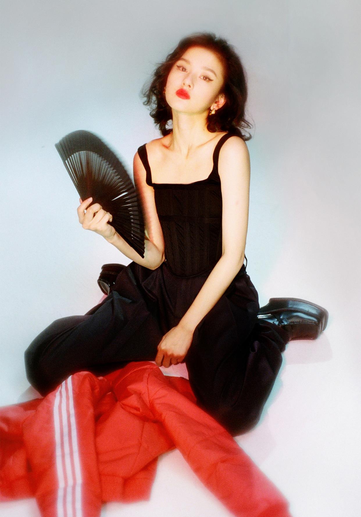 复古|蜂窝头配奶奶毛衣，宋祖儿变身复古挂历女郎，浓密的发量让人羡慕