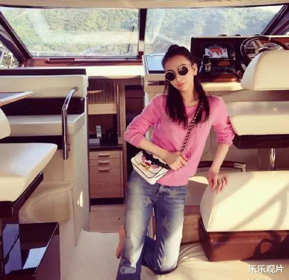 方媛在老公郭富城的豪華遊艇上凹造型，對比2年前的她有明顯區別-圖6