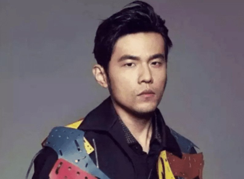 【周杰伦】一路走红靠抄袭别人, 凭什么能与周杰伦齐名, 成为网易最火歌手