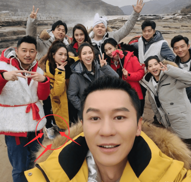 奔跑吧兄弟|李晨晒跑男合照，五位女嘉宾再漂亮，也没有郭麒麟的脚抢镜！