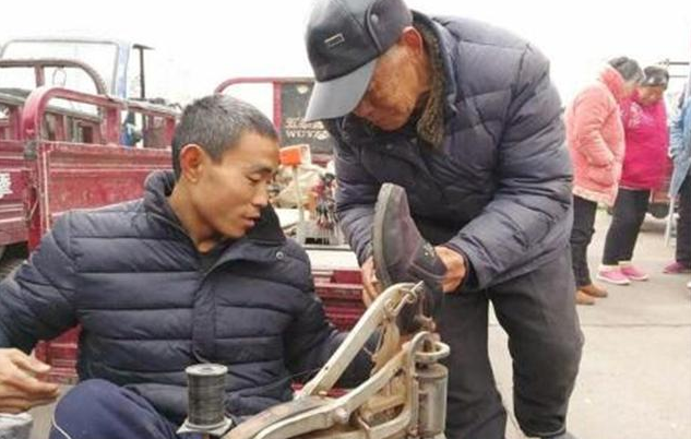 颜夕趣史|农村无腿硬汉，花50元买一带轮车架，行走20多年扛起整个家