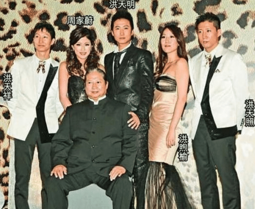 洪金宝|洪金宝36岁女儿至今未嫁,当网友看到照片后才明白,这谁敢娶啊?