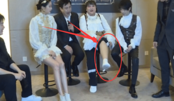 『贾玲』贾玲以为腿不算粗，谁知在撩起裤腿那刻，王牌家族的反应亮了