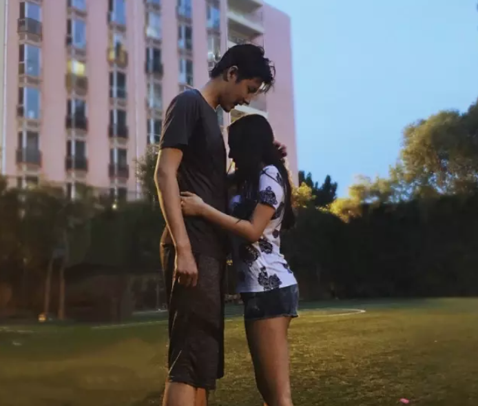 社交平台|金龟子20岁女儿近照曝光，已与男友相恋7年，身高差萌翻网友