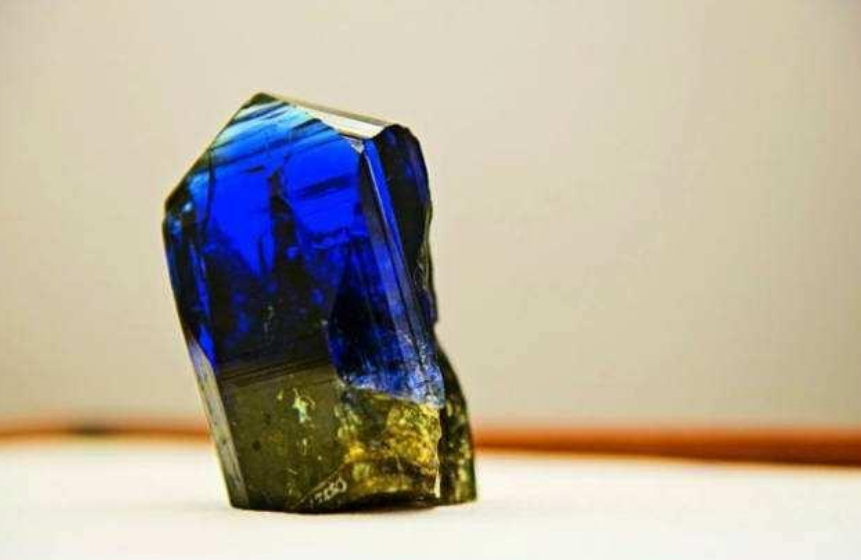 非洲|采矿业有多赚钱？非洲52岁矿工两月挖到6.3公斤宝石，成千万富翁