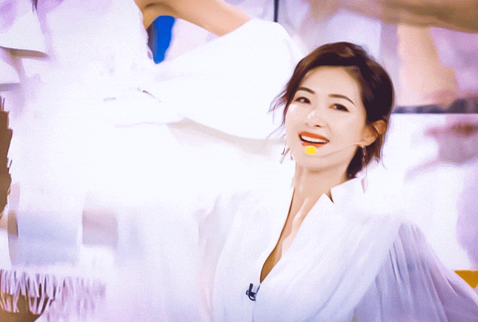 『c位』《乘风破浪的姐姐》主题曲放出，万茜稳占c位，蓝盈莹却站在人堆