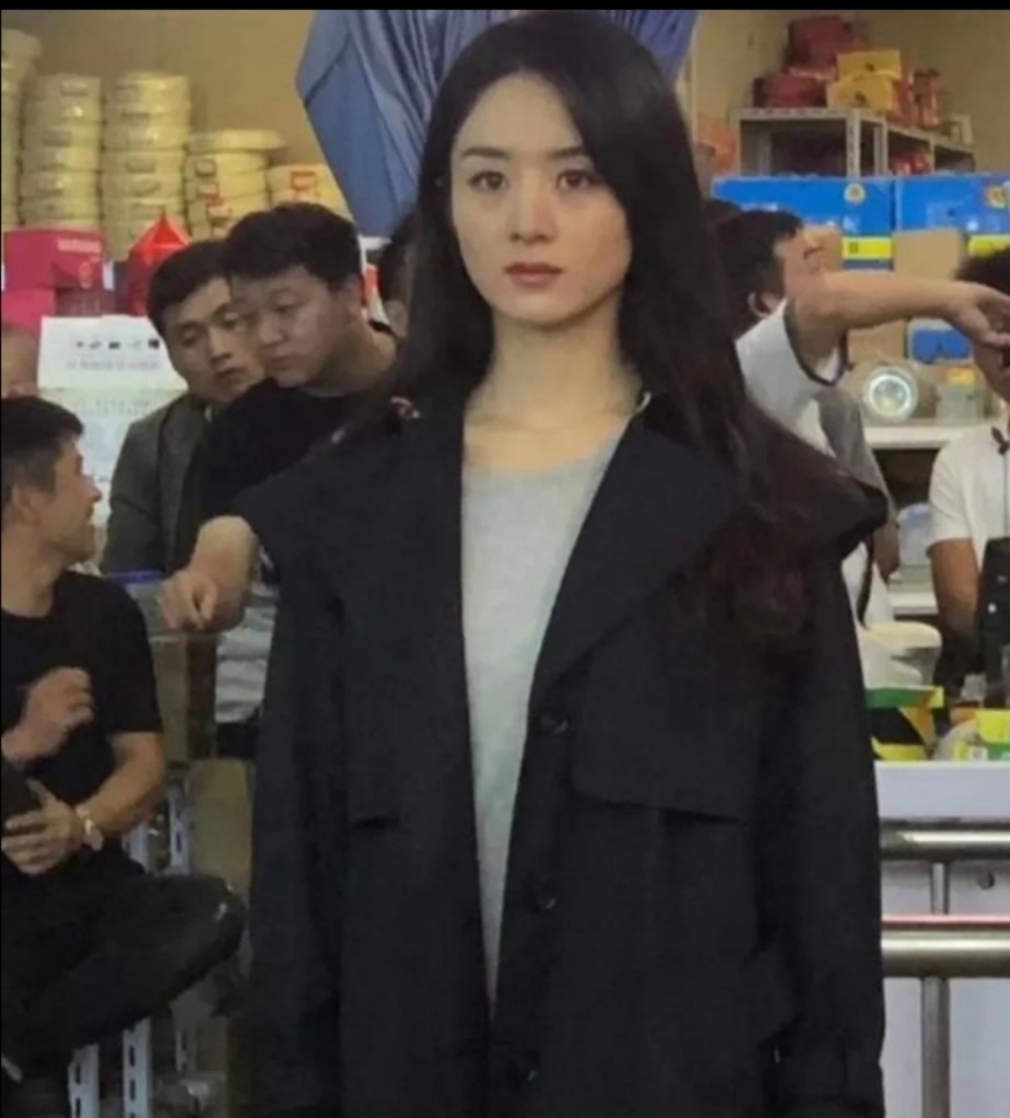 赵丽颖|赵丽颖商场被偶遇,离开了百万修图师,路人镜头下的她皮肤状态很真实
