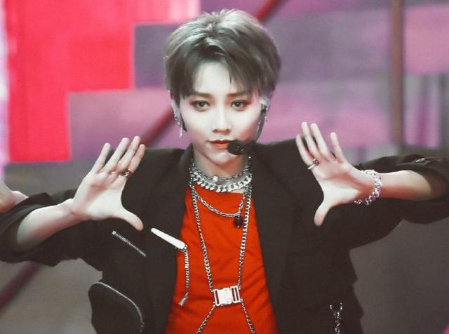 刘雨昕▲THE9出道初舞台，迎来尴尬场面：刘雨昕唱歌清晰，其余小声不敢唱