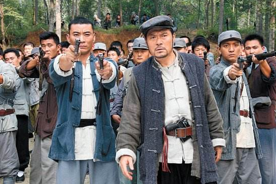 电视剧|抗日神剧再现奇葩造型，女兵已经穷到没裤子穿？网友：请尊重历史！