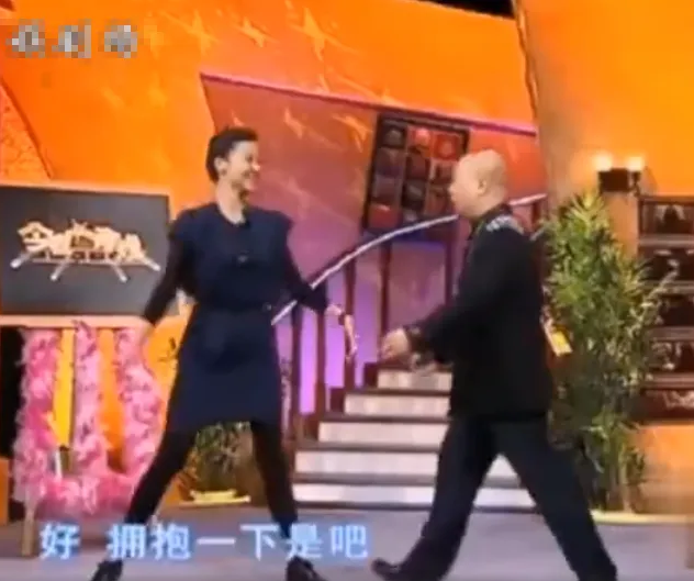郭德纲@第一个敢当众捏“郭德纲”脸的女星，看清是谁后，不敢相信！