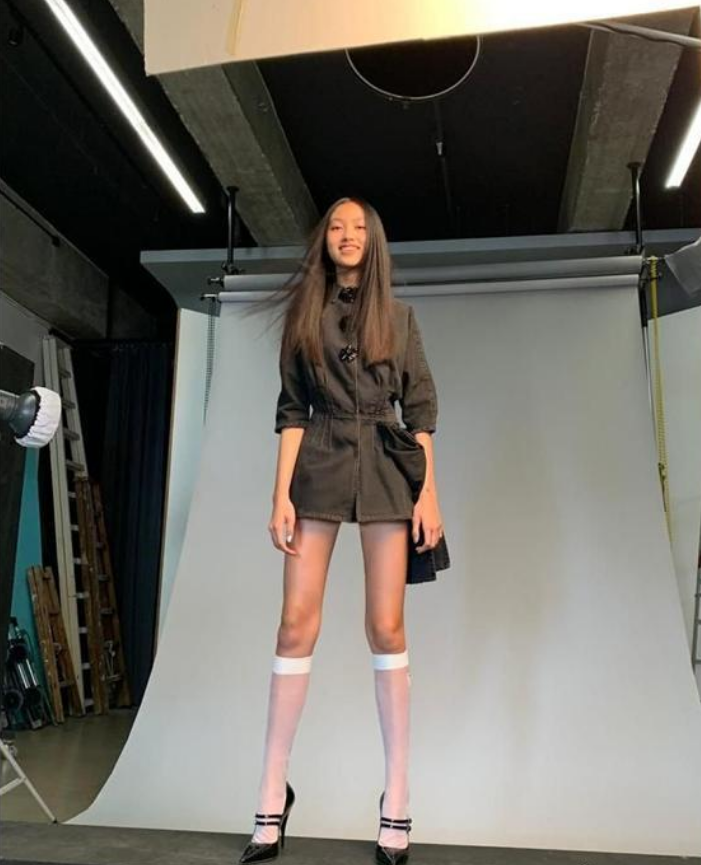 任达华：有种“发育过猛”叫任达华女儿，15岁身高近1米8，五官精致神似李嘉欣