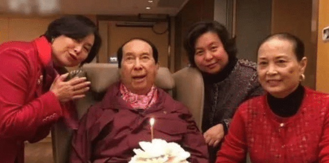 #赌王#顶级富豪的\续命\游戏:李嘉诚一粒药156万,而他一生更换6次心脏!