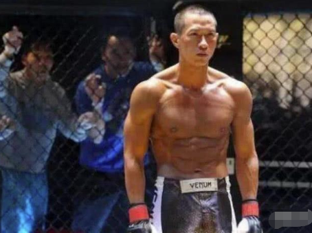 #张家辉#同样是影帝，一个用9个月练就一身肌肉，一个却花20万贴一身假的！