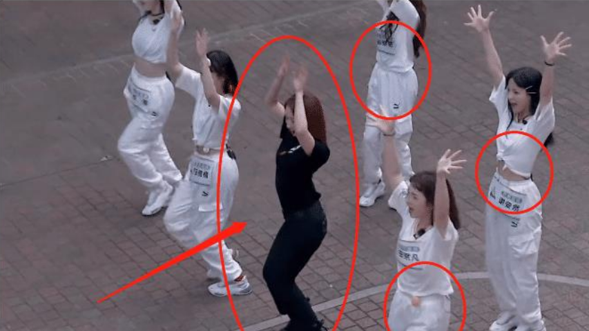 「孟美岐」孟美岐跳《创造营2020》主题曲,当她跟学妹集体扭胯,不愧是C位舞姿太迷人