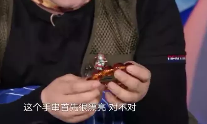 郭德纲|郭德纲送他一条手串，他戴了10年！颗颗都是精品！