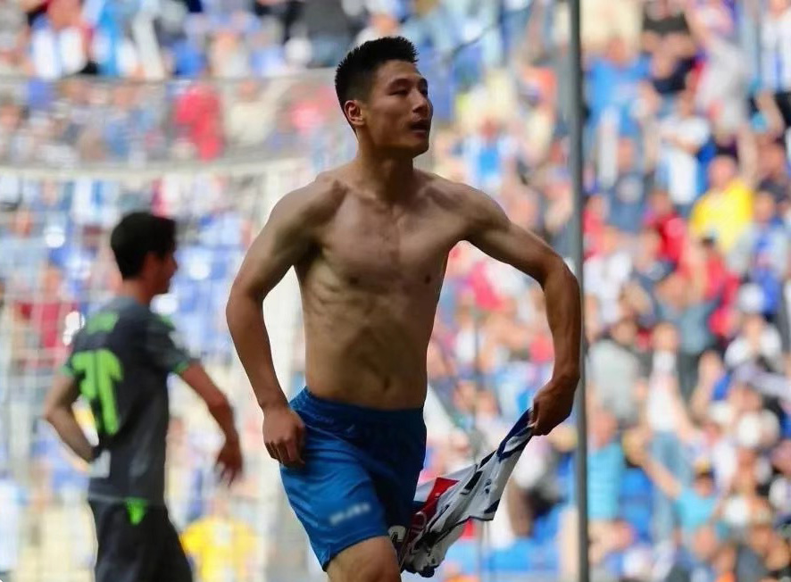 #武磊#央视新闻1+1：武磊隔离环境曝光，主动提起没有做复测的原因！