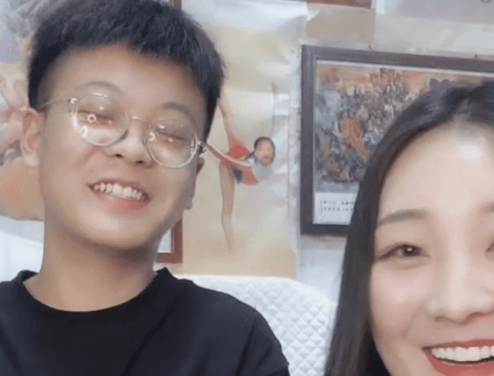 朱之文|朱之文儿媳吸粉百万，直播力捧弟弟无视老公，粉丝不买账直喊下去