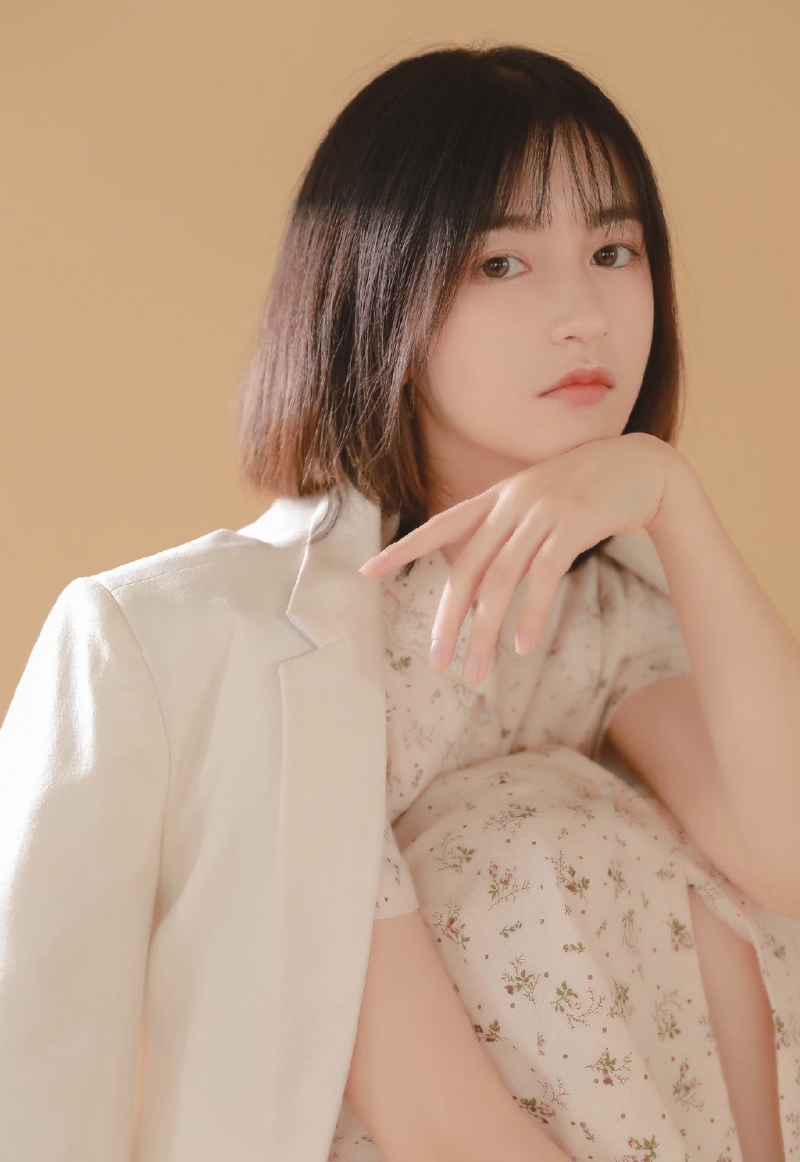 短发|气质淡雅高冷的短发美女
