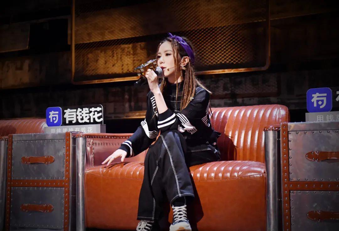 发带■连他也开始凹造型了