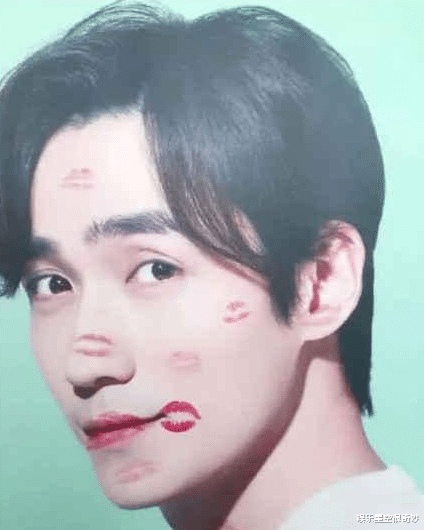 朱一龙|男明星海报被偷亲,朱一龙鹿晗都忍了,看到蔡徐坤:我40米的刀呢