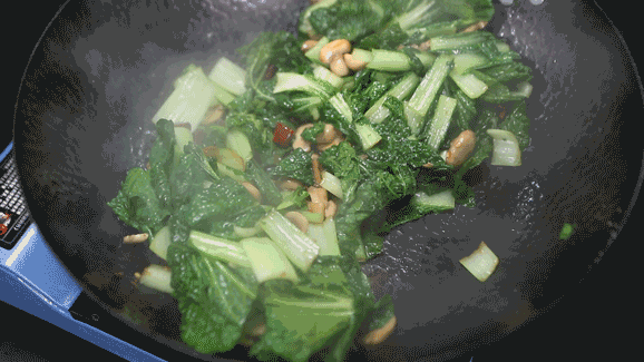 青菜|不管炒什么青菜，记住这2招，青菜翠绿鲜嫩，不比饭店的差！