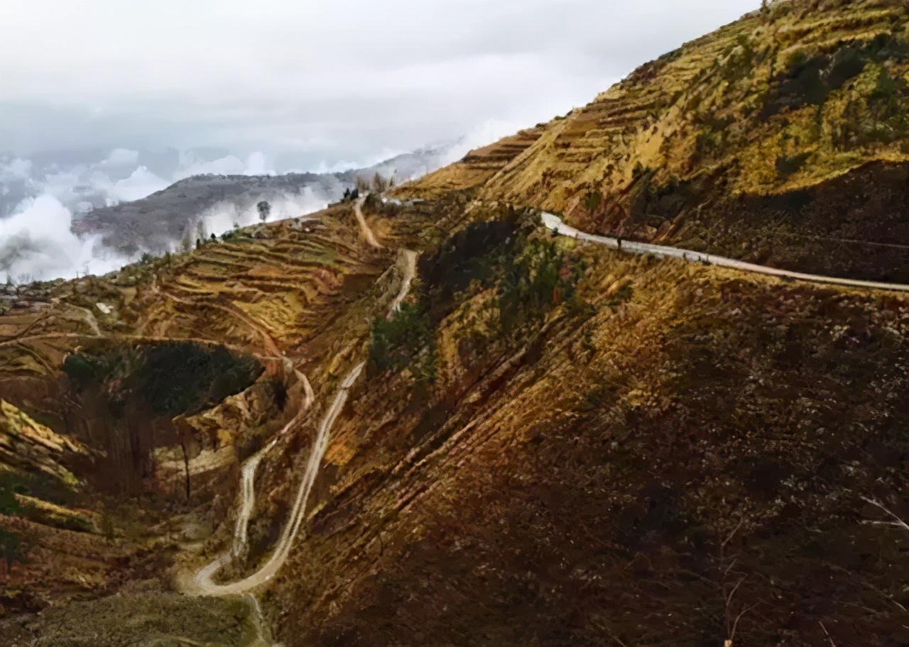丹霞地貌|云南这几条魔鬼公路，看完就开始瑟瑟发抖！普通司机根本不敢去