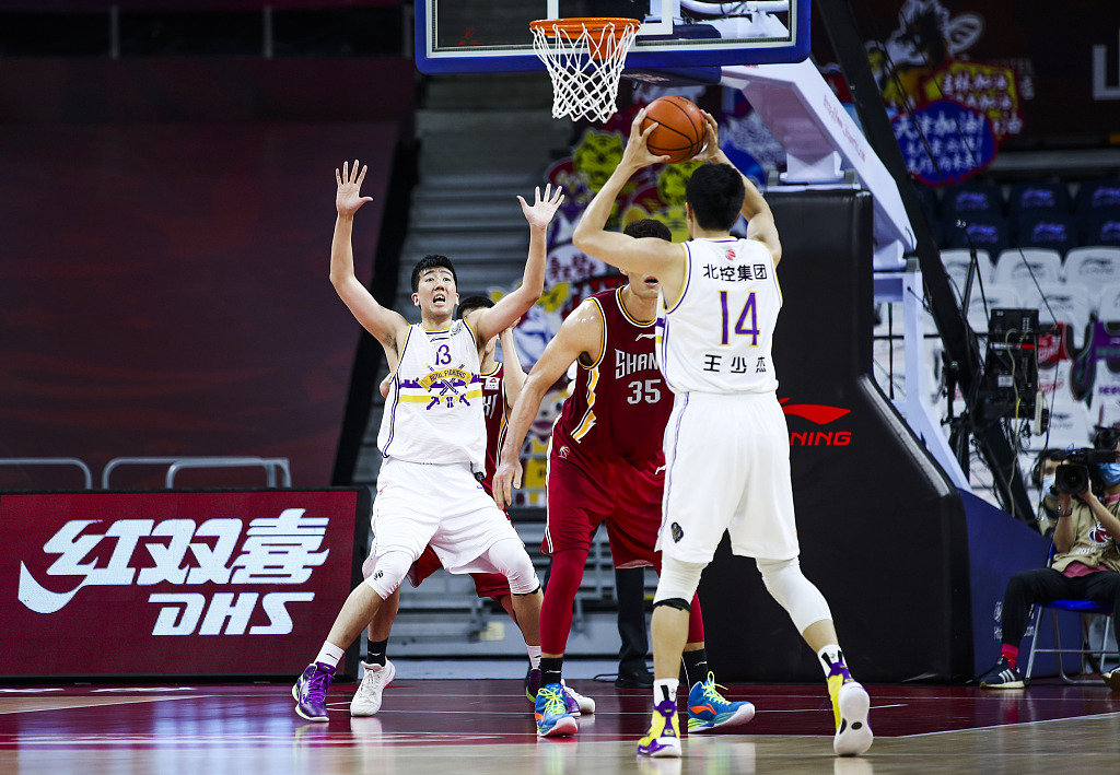 广厦男篮@你追我赶！CBA排名更新，广厦男篮四连胜，杜锋最大麻烦出现！
