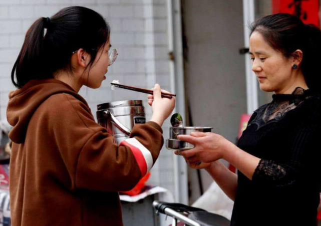 【】盘点高考中父母为孩子做的5件事，件件让人落泪，网友：无以为报