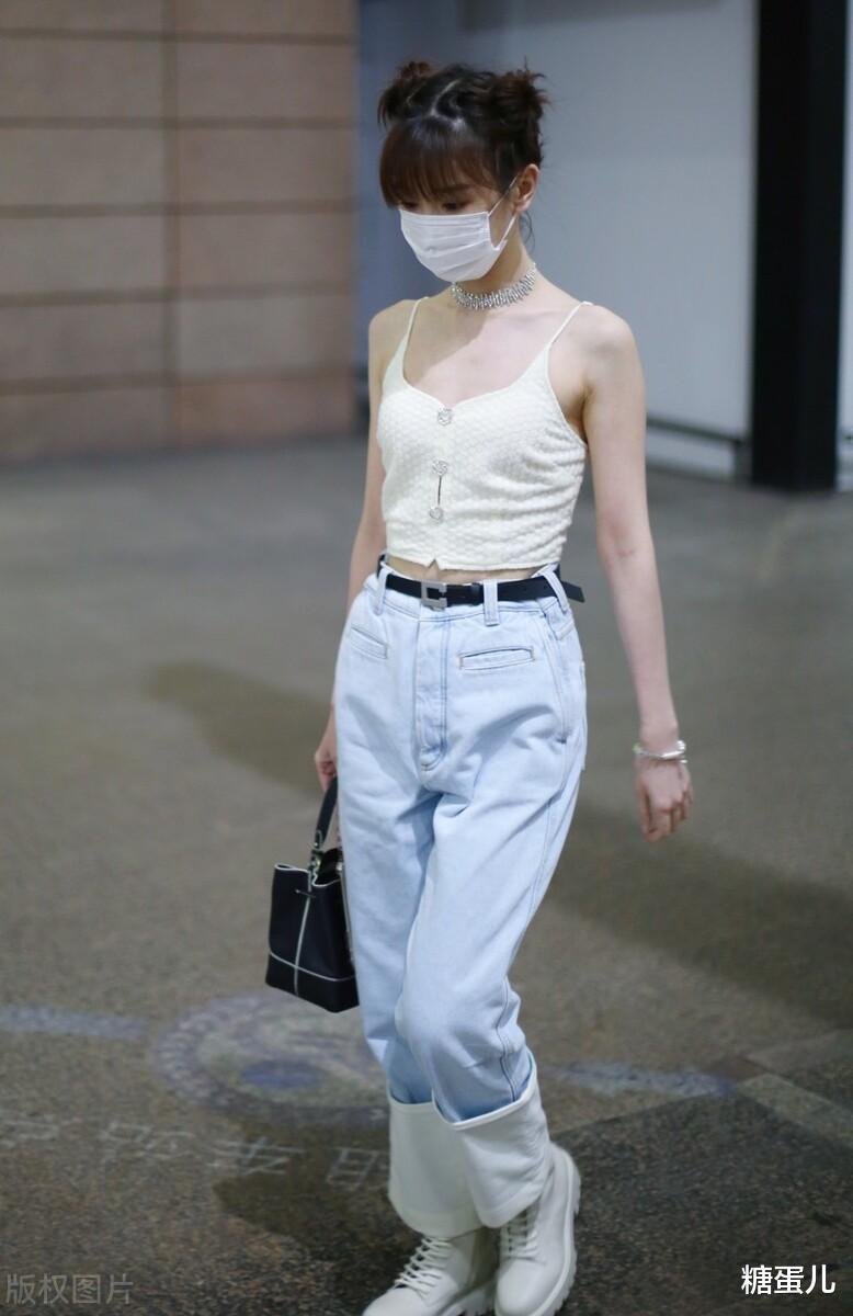 穿衣搭配|大火之后的毛晓彤，酒店抓拍照优雅自然，就是脖颈纹挺深的！