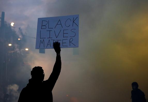 美国@美国大兵街头\自由开火\，22岁女孩刚转身要离开，被扫射身亡