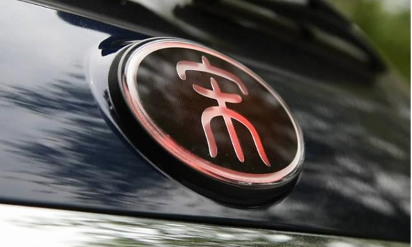 『牵引车』比亚迪连续4次换车标,前两次骂声一片,最后一次美出天际